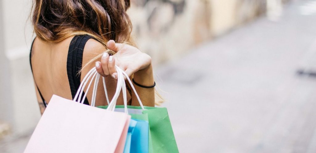 Women with shopping bags